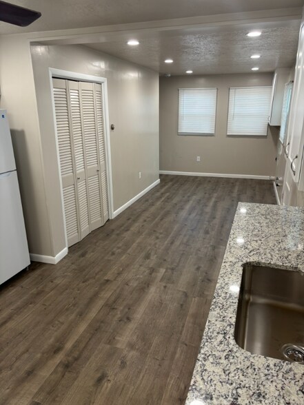 Building Photo - 390 Center St