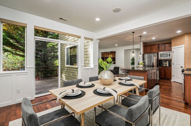Building Photo - North East Facing 4 bed 3 bath ready for m...