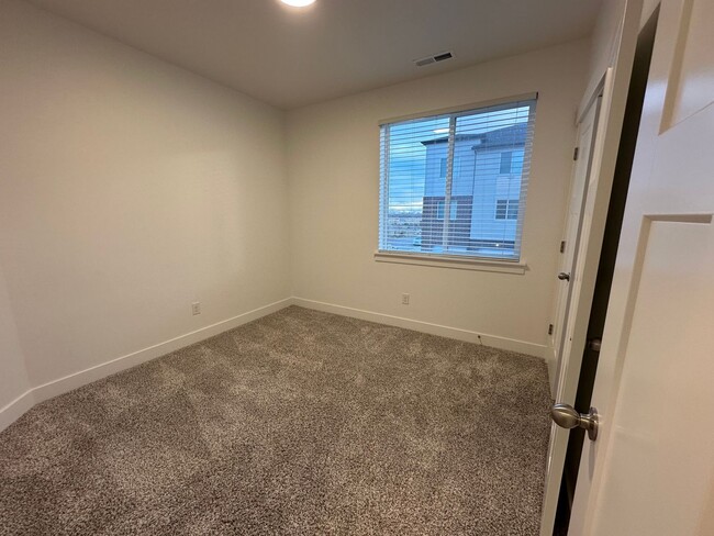 Building Photo - Like New 3 Bd 2 Ba Condo With Garage