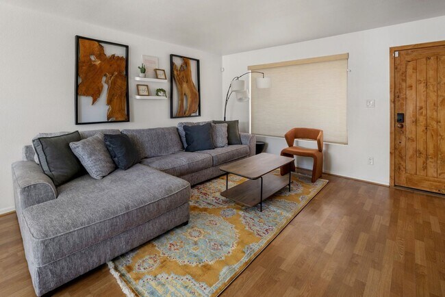 Building Photo - READY TO TOUR NOW! Fully Furnished 3 Bedroom 3 Bathroom Home in Old Town Scottsdale