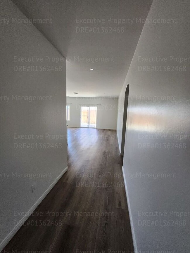 Building Photo - 3 bedroom/ 2 bathroom home located in a cu...