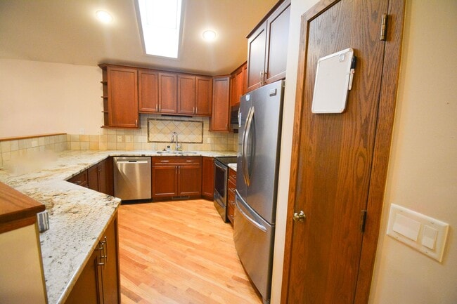 Building Photo - Charming 3-Bedroom Home FOr Rent with Sunroom, Fenced Backyard & Attached Garage