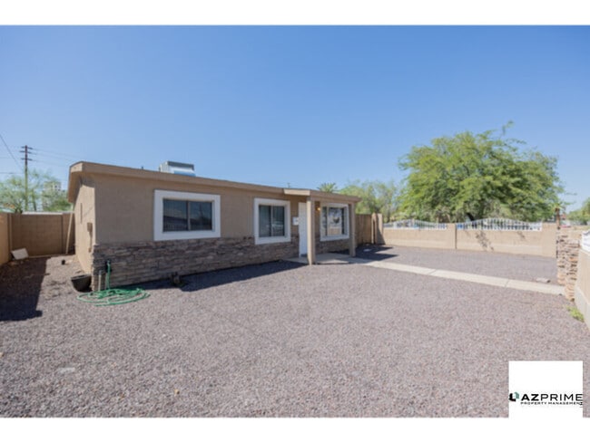 Building Photo - Stylish 2/2 Phoenix House - Spacious Yard ...