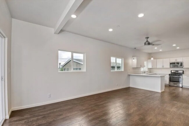 Building Photo - Fully Furnished Modern 3-Bed, 2-Bath Near ...