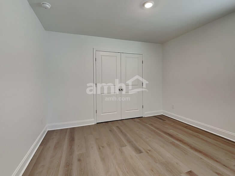 Building Photo - 551 Armstrong Curv