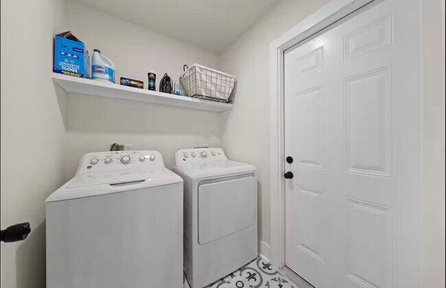 Building Photo - Stunning Home with Spacious Layout & Modern Upgrades