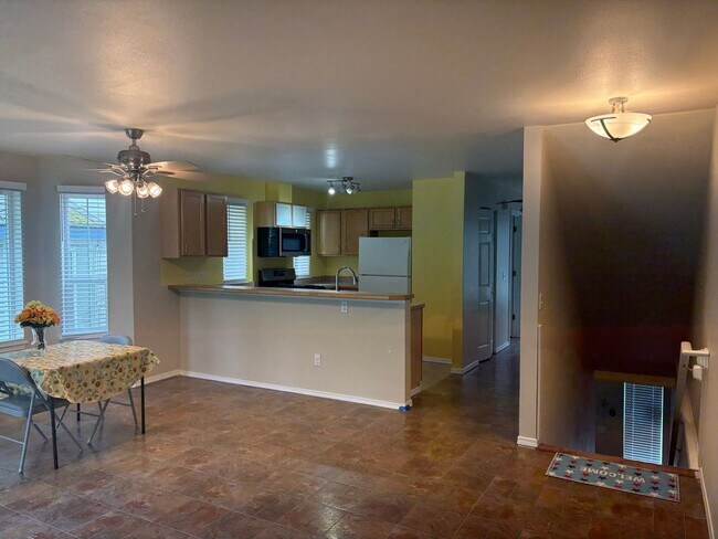 Building Photo - 12549 Roosevelt Way NE
