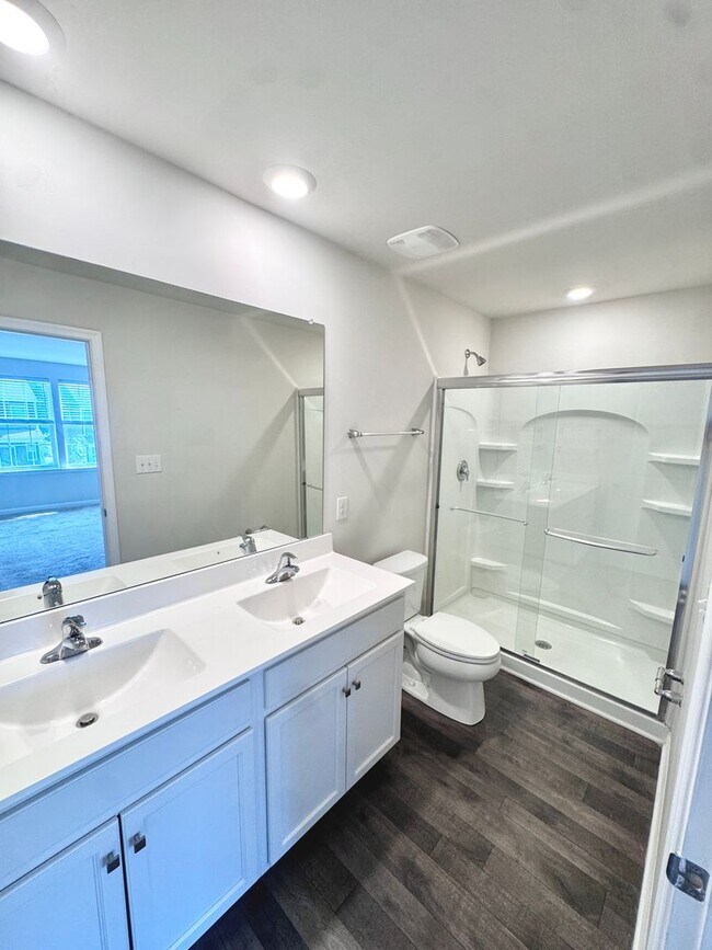 Building Photo - NEWER THREE BEDROOM TOWNHOME