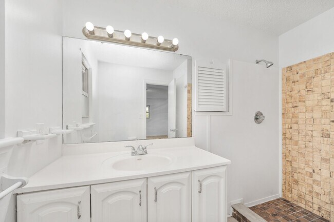 Building Photo - Spacious 3-Bedroom Home with Fireplace, Split Floor Plan & Screened Lanai in Southeast Ocala!
