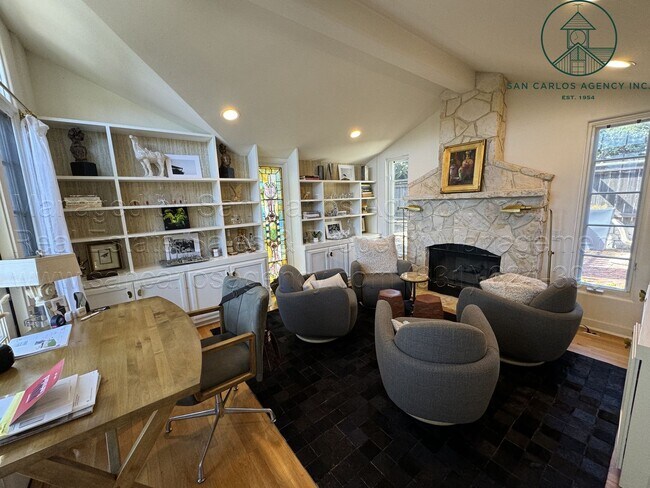 Building Photo - 3 Bed / 2 Bath Charming Carmel Point Home