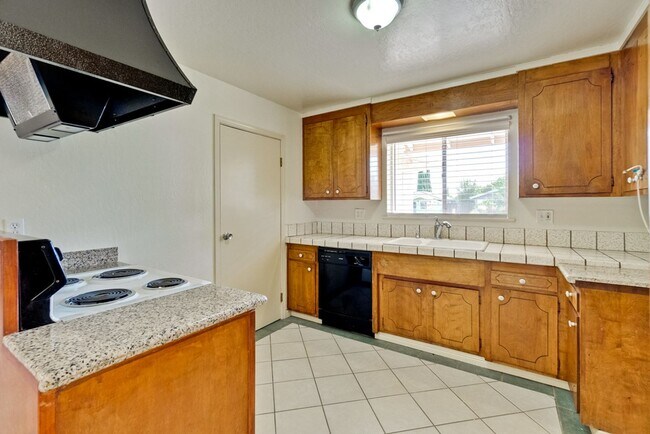 Building Photo - 1109 White Cliff Dr