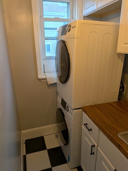 Building Photo - 82 Gladstone St