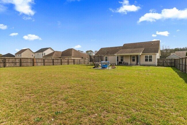 Building Photo - Open Floor Plan with Covered Patio & Fire Pit