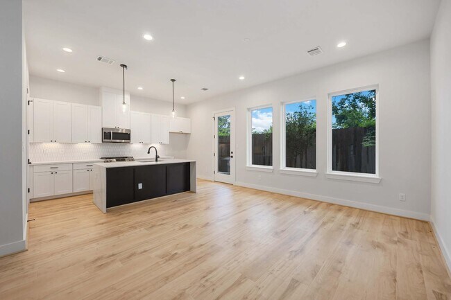 Building Photo - 6116 De Campo St