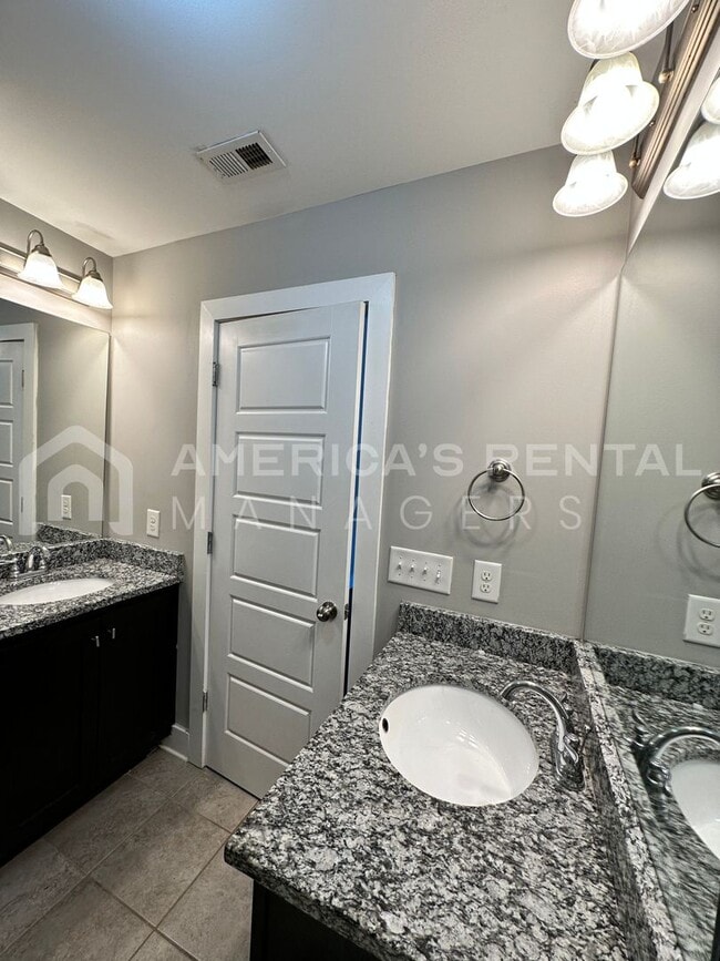 Building Photo - Townhome for Rent in Chelsea! Available to View Now!