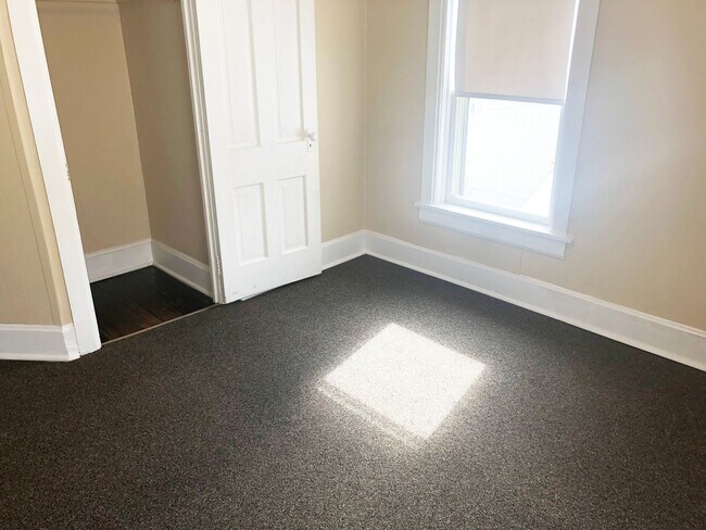 Building Photo - 6-Bedroom, 2-Bath Home Just A Few Blocks From Downtown
