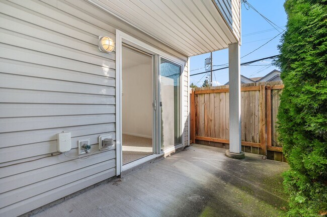 Building Photo - 1213 Townhomes