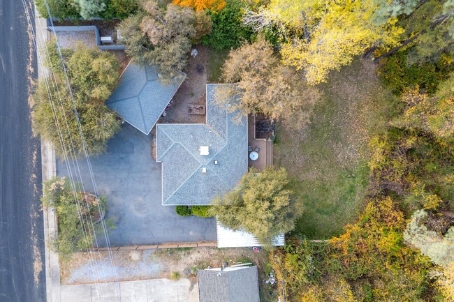 Building Photo - 3-bedroom, 2-bathroom home private setting!
