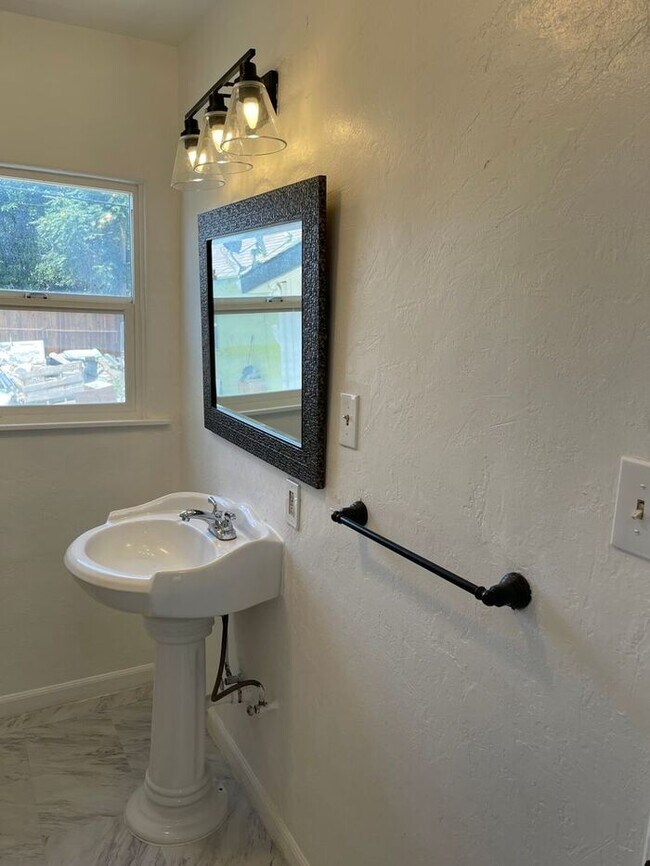 Building Photo - Coming Soon Modesto Renovated 3 Bedroom 1 ...