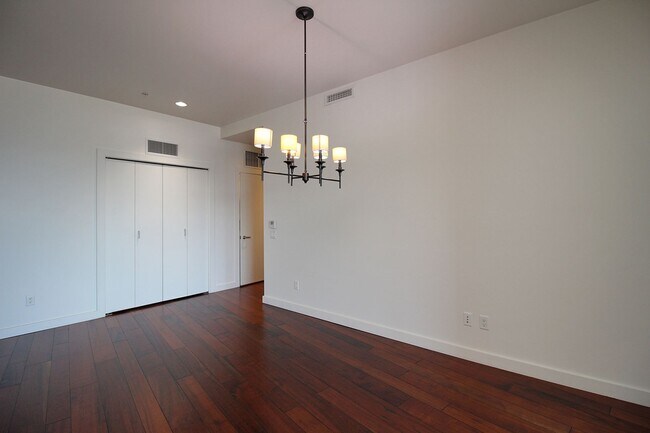 Building Photo - 949 NW Overton St
