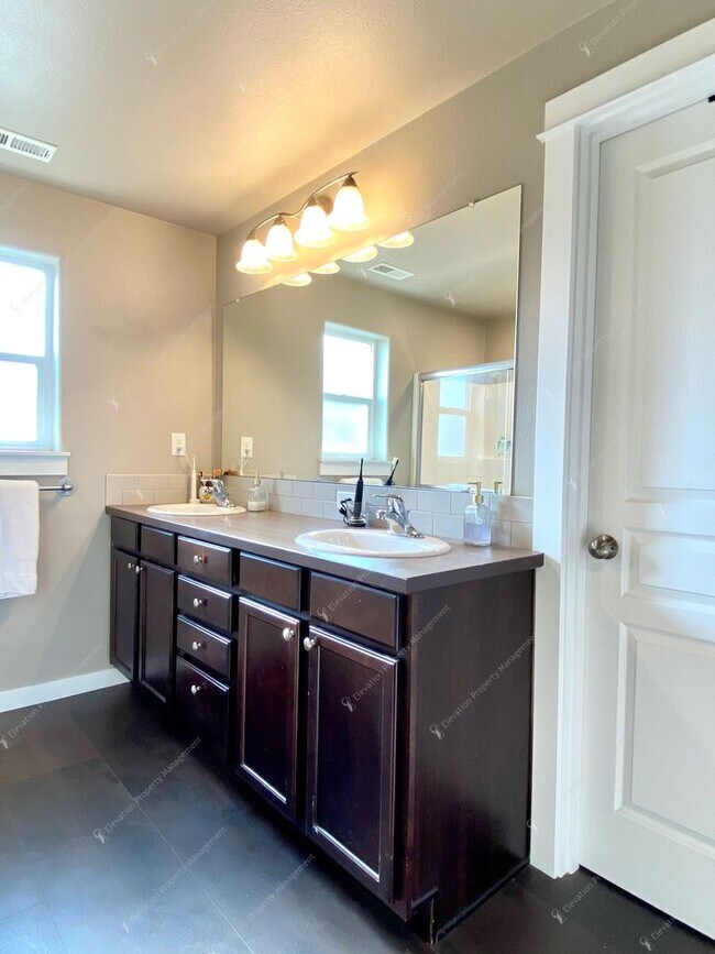 Building Photo - * Coming Soon * Beautiful Unfurnished 3-Be...