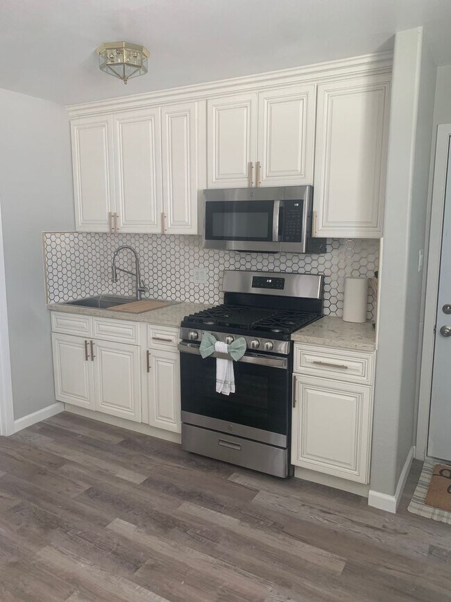 Building Photo - Furnished, Upstairs Apartment with 2 bedro...