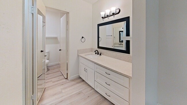 Building Photo - 3/Bedroom Townhouse In Woodland Hills!