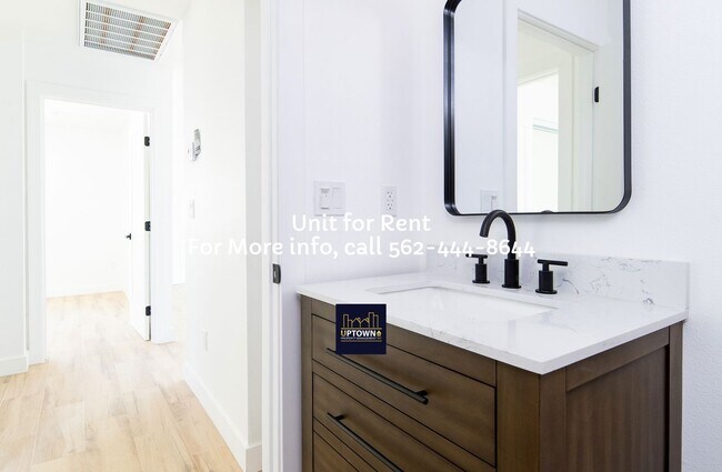 Building Photo - House -  2 Bedrooms + 1 Office / 1 Bathroom - Paramount