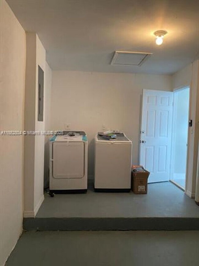 Building Photo - 880 NW 123rd Ct