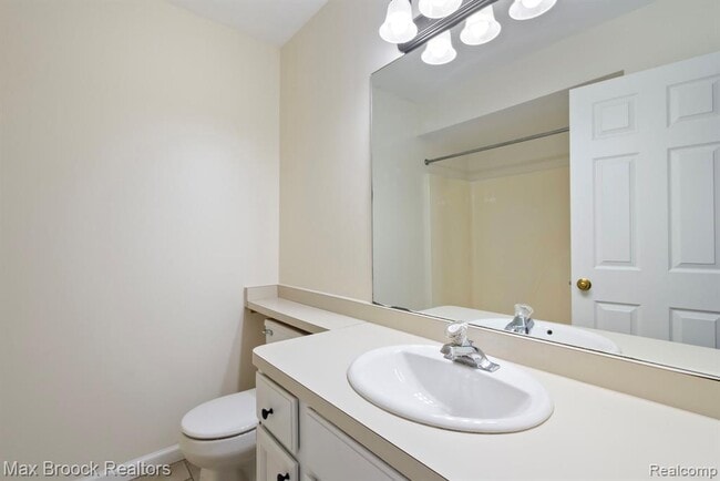 Building Photo - 1823 Torquay Ave