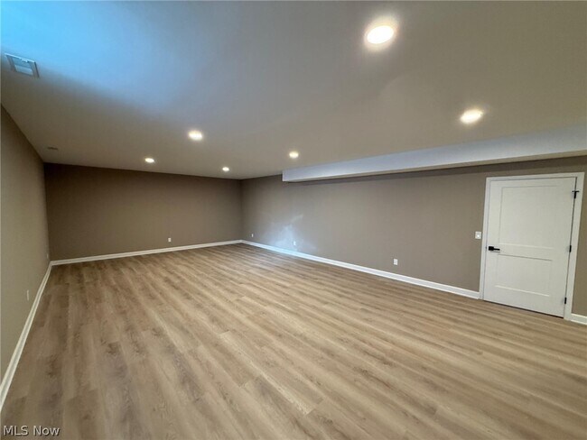 Building Photo - 3940 Ellendale Rd