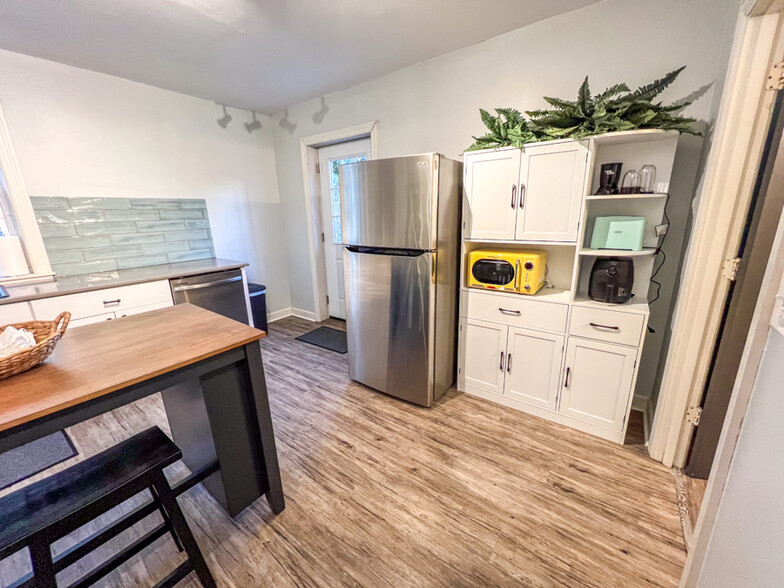 Furnished kitchenette with kitchen basics - 2031 Eversong Ln