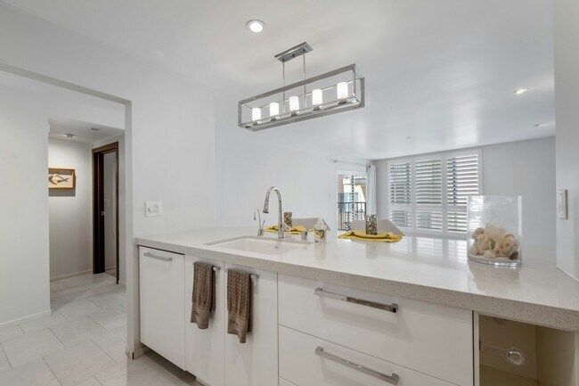 Building Photo - 565 Esplanade