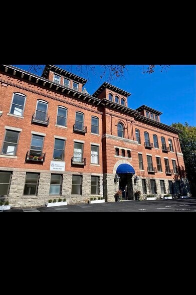 Building Photo - 77 Van Dam St