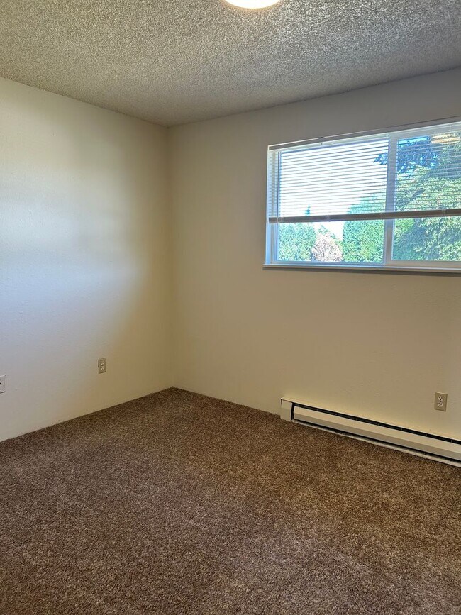 Building Photo - (749) Jackson Square - 2 Bedroom / 1.5 Bat...