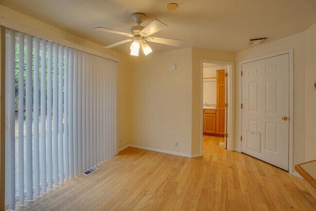 Building Photo - LARGE THREE BEDROOM HOME WITH RV /BOAT PAR...