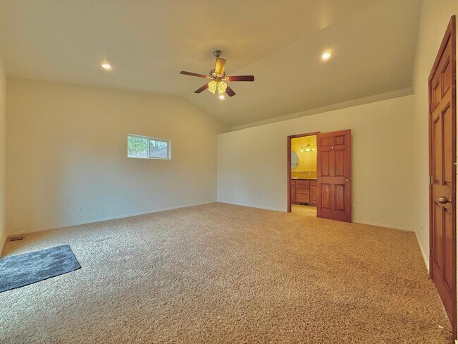 Building Photo - 6686 Washington 291B