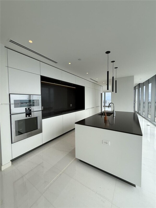 Building Photo - 300 Biscayne Blvd Way