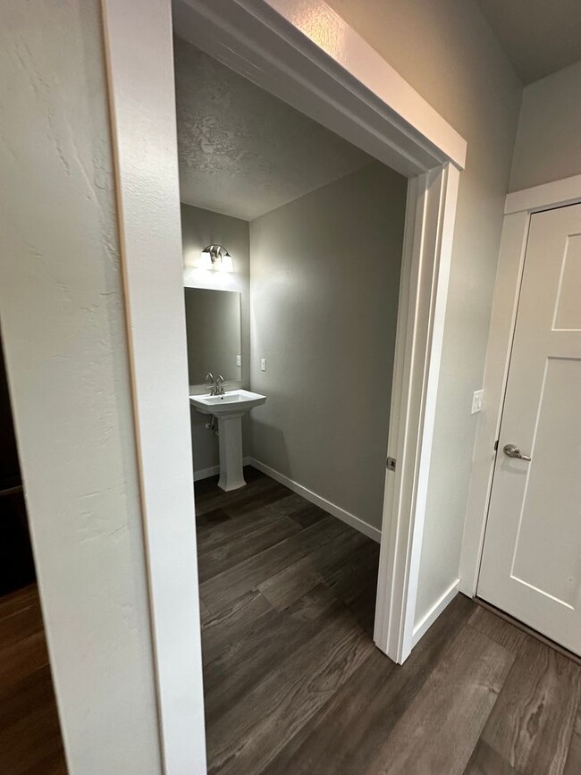 Building Photo - Modern Townhome Near Eagle Greenbelt..3-be...
