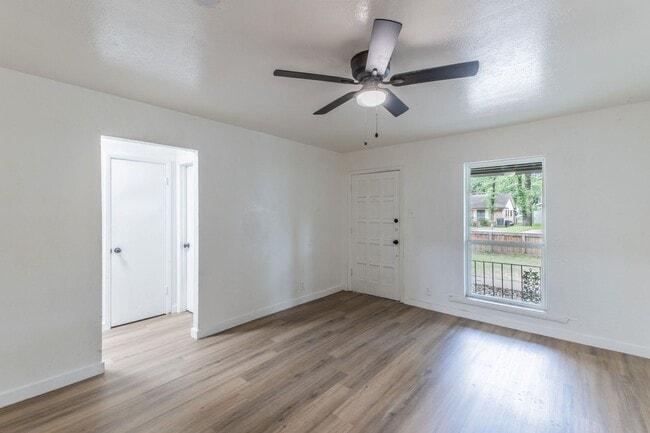Building Photo - Remodeled 2BR Home w/ Fenced Yard – Only $1395