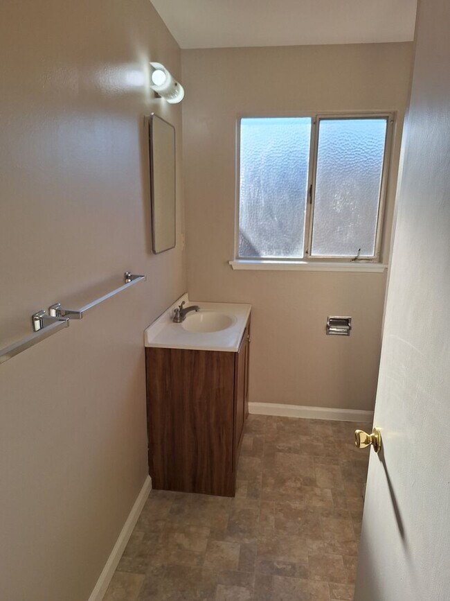 Building Photo - 128 Baxter Ave