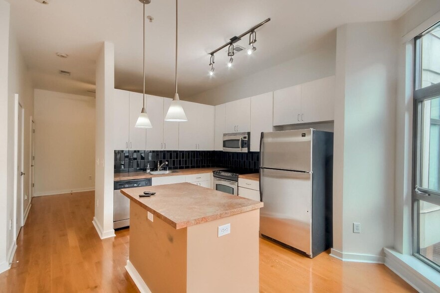 Building Photo - 525 E 6th St