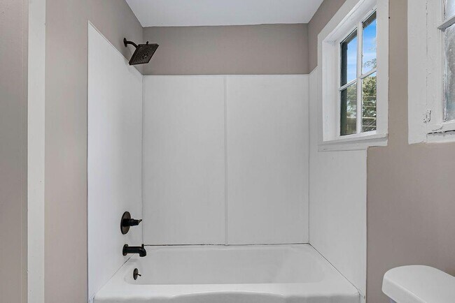 Building Photo - 184 Dahlia Ave NW