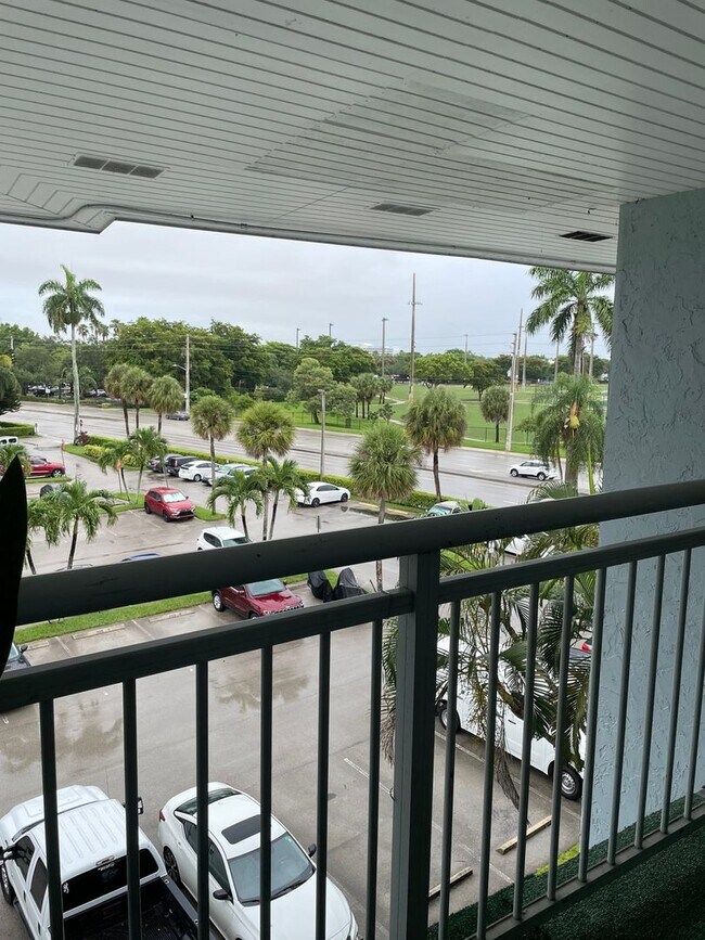 Building Photo - Charming Apartment in Fort Lauderdale