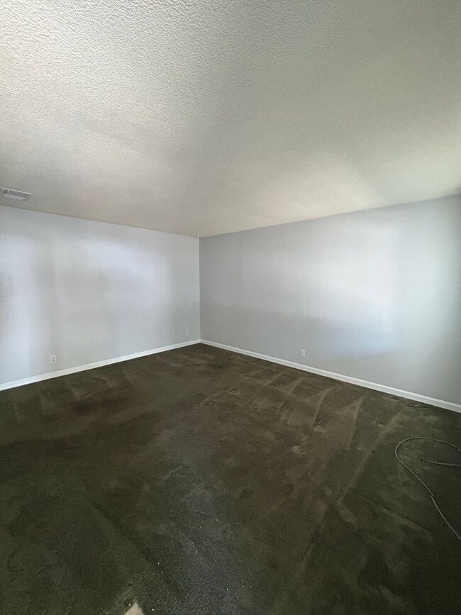 Building Photo - NICE OLDER HOME IN ESTABLISHED AREA