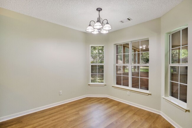 Building Photo - Spacious 3 Bedroom home