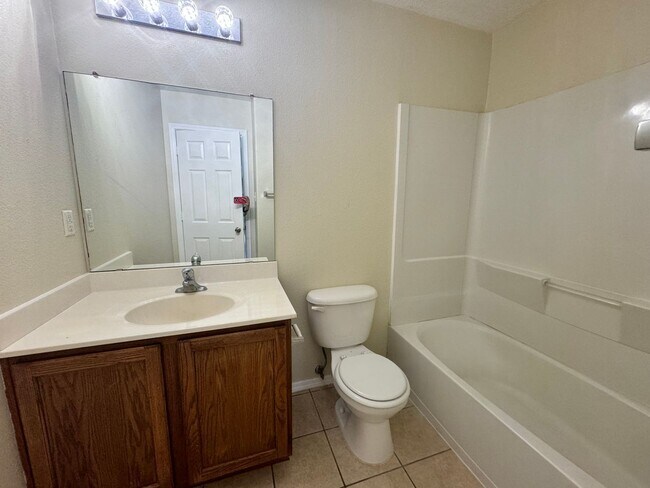 Building Photo - 3 bed 2 bath home in Huning Ranch