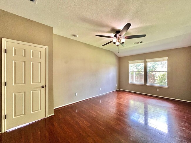 Building Photo - Beautiful & Spacious 3BR/2.5BA One-Level H...