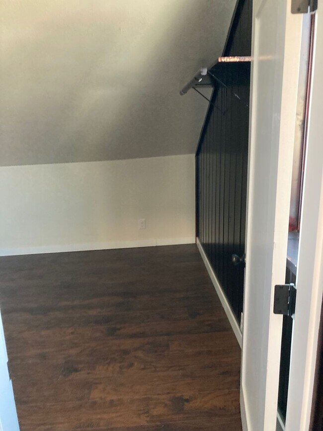 Building Photo - Spacious Multi-Level Apartment in the Hear...