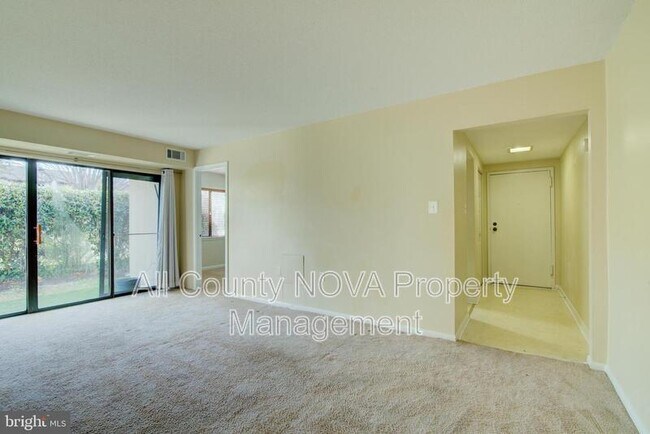 Building Photo - 613 Center St